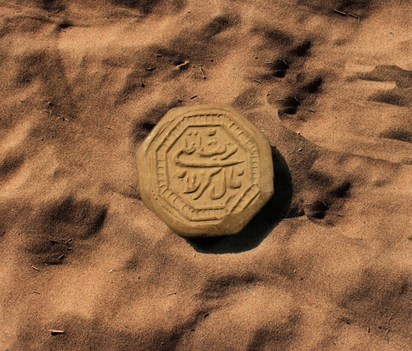 سجده بر خاک یا فرش و موکت؛ کدام صحیح است؟